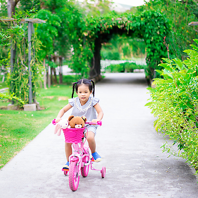 포토 JPG 해외이미지 라이프스타일 공원 여자 행복 어린이 인형 스포츠 자연 놀이 건강 한명 사람 동양인 야외 여름 운동 자전거 승차 순환 사이클링 섞기 해외202009 해외포토 1 계절 공공시설 감정 모션 인종 생활 바이크 육상스포츠 생태계 파일형식