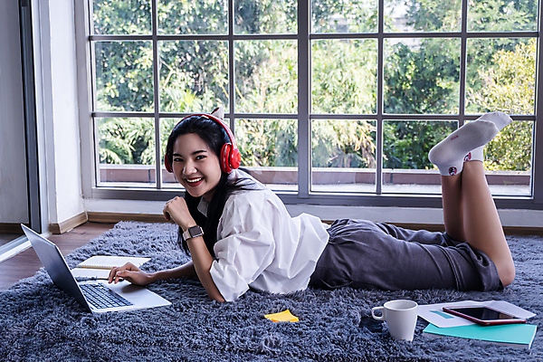 포토 JPG 해외이미지 직업 학생 라이프스타일 디자인 여자 행복 아시아 커피 거실 인터넷 비즈니스 통신 학교 태국 주택 한명 사람 앉기 동양인 노트북 컴퓨터 사무실 알약 업무 비즈니스우먼 책상 온라인 해외202009 해외포토 1 교육 감정 나라 음료 가구 모션 인종 건물 생활 전자제품 약 작업 직장인 파일형식