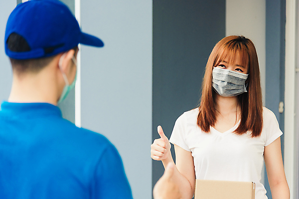 포토 JPG 해외이미지 라이프스타일 여자 남자 유니폼 주택 마스크 사람 동양인 상반신 성인 두명 앞모습 뒷모습 상자 표현 최고 택배기사 고객 서비스 택배 주기 성인만 코로나바이러스 포스트코로나 해외202009 델타변이바이러스 위드코로나 해외포토 옷 뷰포인트 모션 인종 건물 생활 운송업 바이러스 배달원 사회이슈 파일형식