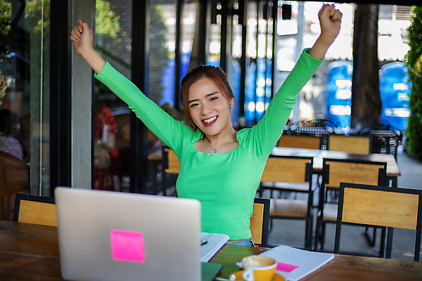 포토 JPG 해외이미지 백인 직업 여자 남자 행복 무기 백그라운드 컨셉 비즈니스 성공 직장 함께함 관리 한명 미소 사람 동양인 성인 사무실 축하 우승 업무 비즈니스맨 비즈니스우먼 자신감 그룹 동료 흥분 경영자 오르기 경영 승자 필승 해외202009 해외포토 서양인 1 감정 회사 관계 모션 표정 인종 최고 작업 직장인 리더 파일형식