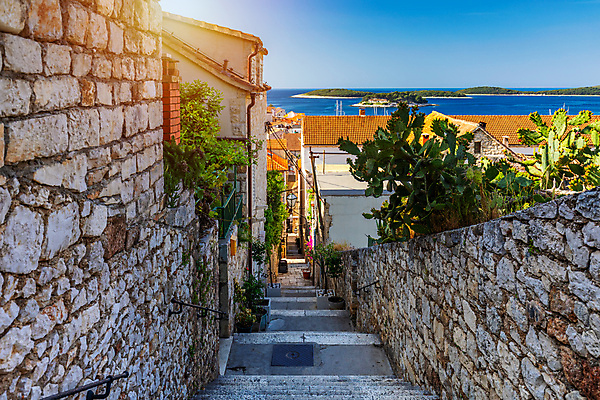 포토 JPG 해외이미지 유럽 문화 섬 여행 건축양식 창문 휴가 거리 주택 파노라마 사람없음 건물 여름 도시풍경 여행객 걷기 마을 바위 시골 도시 보행자 중세 역사 지중해 크로아티아 달마시안 옛날 해외202009 해외포토 건축물 계절 건축 나라 바다 모션 촬영기법 사람 풍경 돌_바위 개 파일형식