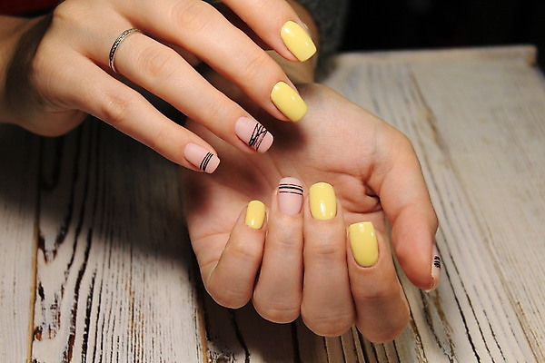 포토 JPG 해외이미지 손 디자인 여자 백그라운드 크리스마스 겨울 손가락 벽지 새로움 미술 사람없음 장식 빨간색 파란색 컬러풀 유행 흰색 못 손톱관리 손톱 광택 스타일 해외202009 해외포토 계절 기념일 컬러 컨셉 문화예술 사람 신체부위 공구 네일아트 파일형식