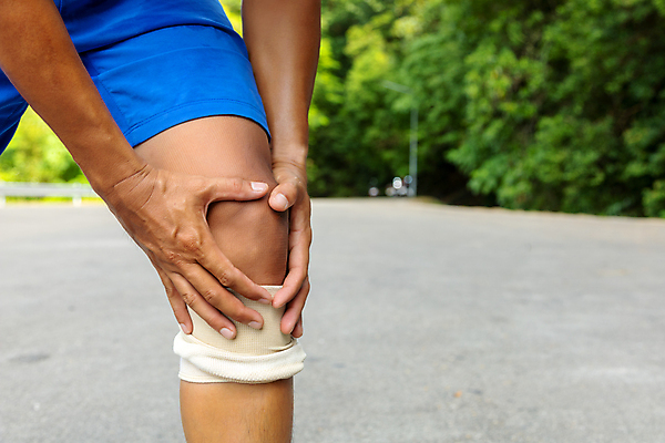 포토 JPG 해외이미지 공원 남자 한명 성인 야외 고통 하반신 잡기 무릎 무릎통증 주산 성인남자한명만 해외202009 해외포토 1 공공시설 감정 모션 사람 신체부위 남자한명만 성인남자만 파일형식