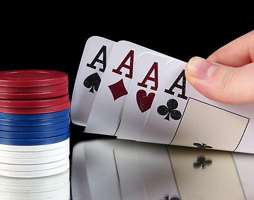 포토 JPG 해외이미지 손 남자 돈 놀이 탁자 사람없음 초록색 노란색 쌓기 검은색 거래 게임 우승 신용카드 행운 재산 도박 야간 위험 카지노 주사위 기회 보케 포커 중독 곤봉 플레이어 해외202009 해외포토 자연요소 스포츠용품 컬러 가구 컨셉 모션 사람 신체부위 금융 최고 트럼프 파일형식