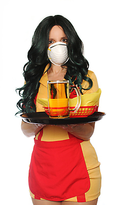 포토 JPG 해외이미지 여자 유니폼 맥주 쟁반 마스크 한명 들기 사람 상반신 성인 앞모습 식당 술집 웨이트리스 종업원 서빙 성인여자한명만 코로나바이러스 포스트코로나 해외202009 델타변이바이러스 위드코로나 해외포토 직업 1 옷 뷰포인트 모션 주류 상점 바이러스 사회이슈 여자한명만 성인여자만 파일형식