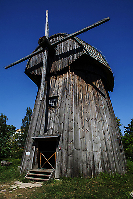 포토 JPG 해외이미지 유럽 여행 농업 건축양식 하늘 바람 사람없음 야외 건물 목재 풍차 수확 골동품 시골 역사 박물관 과거 광택 폴란드 방앗간 구식 옛날 해외202009 해외포토 자연요소 나무 건축물 건축 나라 산업 컨셉 재료 날씨 파일형식