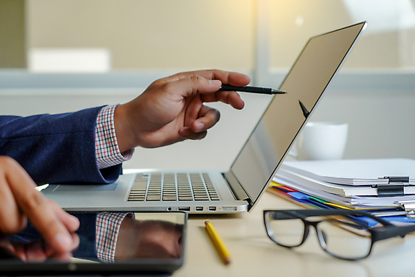 포토 JPG 해외이미지 직업 라이프스타일 손 디자인 백그라운드 컨셉 인터넷 비즈니스 통신 손가락 성공 모바일 추상 미래 기술 사람 사람없음 목재 금융 스마트폰 컴퓨터 글로벌 사무실 알약 펜 디지털 공책 웹 터치 정보 업무 비즈니스맨 네트워크 계획 연결 책상 패드 소셜 스타일 해외202009 해외포토 나무 남자 가구 무늬 재료 문구용품 생활 신체부위 경제 전자제품 핸드폰 스마트기기 필기구 약 작업 직장인 파일형식