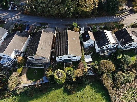 포토 JPG 해외이미지 밭 주택 안테나 사람없음 초록색 정원 큼 교외 드론 정리함 해외202009 해외포토 컬러 농업 통신 건물 크기 파일형식