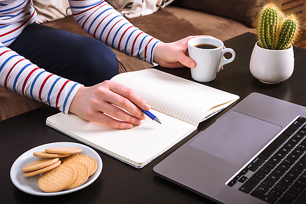 포토 JPG 해외이미지 손 비즈니스 선인장 실내 앉기 신체부위 노트북 펜 쿠키 공책 잡기 업무 커피잔 프리랜서 해외202009 해외포토 식물 직업 커피 모션 문구용품 디저트 잔 사람 내부 전자제품 필기구 작업 파일형식