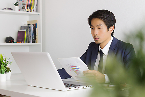 포토 JPG 해외이미지 직업 남자 인터넷 통신 모바일 노동자 직장 한국 한명 사람 동양인 정장 금융 노트북 스마트폰 핸드폰 컴퓨터 일본 공책 중국 업무 비즈니스맨 네트워크 상담원 연결 무선전화기 전화기 분석 서비스 상담 경영자 바쁨 온라인 심각 해외202009 해외포토 1 옷 아시아 컨셉 회사 비즈니스 문구용품 인종 경제 전자제품 스마트기기 작업 직장인 사무원 리더 파일형식