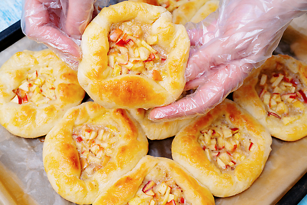 포토 JPG 해외이미지 음료 음식 다이어트 재료 디저트 요리 사람없음 케이크 주방 숟가락 빵집 달콤 사과 굽기 메뉴 준비 반죽 만들기 레시피 제빵사 페스츄리 핸드메이드 해외202009 해외포토 직업 빵 과일 모션 수저 건강 상점 맛 구이 파일형식