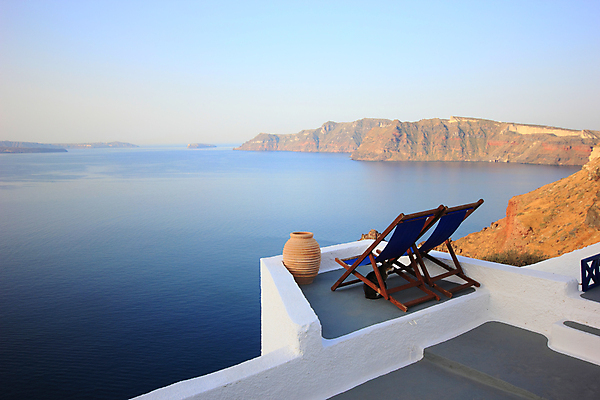 포토 JPG 해외이미지 외관 꽃 유럽 문화 바다 섬 여행 의자 우산 건축양식 자연 탁자 하늘 휴가 휴식 산 주택 사람없음 야외 물 파란색 햇빛 덮개 발코니 흰색 잡지 그리스 화산 장면 산토리니 해외202009 해외포토 자연요소 식물 건축 나라 컬러 가구 컨셉 건물 간행물 태양 뚜껑 생태계 파일형식
