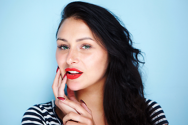 포토 JPG 해외이미지 백인 모델 1 라이프스타일 응시 여자 행복 얼굴 벽 포즈 백그라운드 한명 서기 사람 성인 빨간색 파란색 유행 흰색 표현 못 화려 치아 시원함 손톱관리 입술 고립 특별함 스타일 해외202009 해외포토 서양인 시선 감정 컬러 컨셉 모션 생활 신체부위 공구 소화기관 네일아트 파일형식