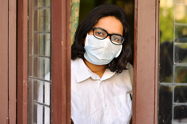 포토 JPG 해외이미지 직업 1 응시 여자 백그라운드 실내 건강 병원 한명 안전 성인 고통 간호사 의사 흰색 보호 질병 무서움 인도인 예방 감염 부름 조심 긴장 기어 고립 답변 돌봄 인플루엔자 해외202009 해외포토 외국인 시선 감정 컬러 컨셉 의학 모션 사람 동양인 내부 의료진 바이러스 파일형식