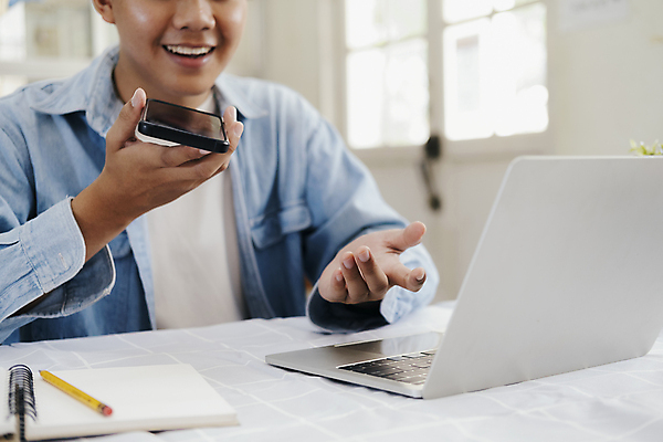 포토 JPG 해외이미지 인터넷 비즈니스 통신 거리 주택 대화 한명 스마트폰 핸드폰 학습 작업 메시지 어플리케이션 부름 온라인 목소리 소셜 해외202009 AI_인공지능 해외포토 1 교육 모션 말하기 사람 건물 전자제품 스마트기기 파일형식