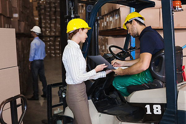포토 JPG 해외이미지 전신 여자 남자 실내 서기 상반신 20대 성인 옆모습 세명 30대 지게차 물류창고 성인만 해외202009 해외포토 뷰포인트 모션 사람 청년 내부 장년 중장비 창고 파일형식