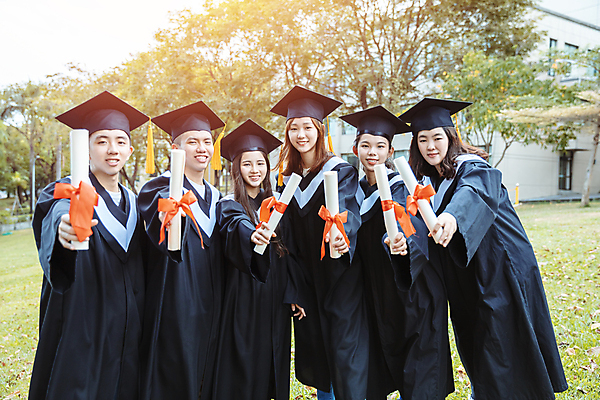 포토 JPG 해외이미지 주간 여자 남자 행복 학사모 졸업 졸업식 졸업생 여러명 상반신 성인 야외 옆모습 축하 졸업가운 졸업장 성인만 해외포토 자연요소 모자_잡화 교육 감정 뷰포인트 다수 컨셉 사람 가운 파일형식
