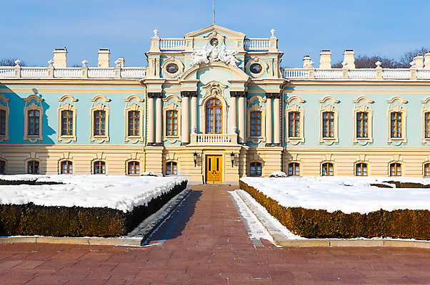 포토 JPG 해외이미지 디자인 외관 계절 공원 여행 잎 겨울 건축양식 하늘 사람없음 야외 건물 파란색 사무실 궁전 추위 골동품 우크라이나 해외202009 해외포토 식물 건축물 공공시설 건축 유럽 컬러 고건축 비즈니스 파일형식