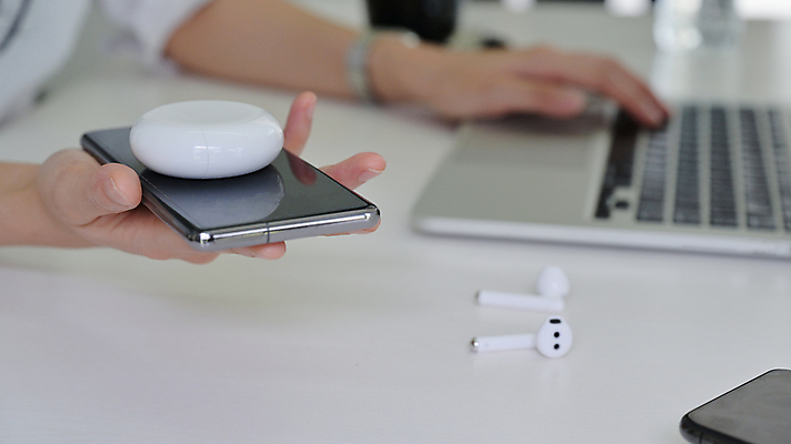 포토 JPG 해외이미지 라이프스타일 디자인 이어폰 백그라운드 컨셉 비즈니스 통신 모바일 사람없음 노트북 전자제품 스마트폰 디지털 헤드폰 장비 터치 흰색 네트워크 정상 연결 휴대용 무선전화기 스마트 오브젝트 전자 오디오 충전 베터리 요금 충전기 목업 스타일 해외202009 해외포토 컬러 음향기기 생활 핸드폰 스마트기기 기계 전화기 파일형식