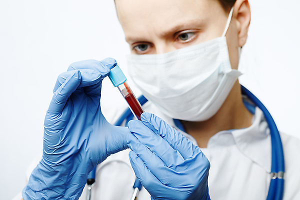 포토 JPG 해외이미지 응시 남자 병원 마스크 한명 들기 상반신 성인 앞모습 의사 혈액 실험실 생명공학 시험관 튜브 백신 성인남자한명만 코로나바이러스 해외202009 델타변이바이러스 해외포토 1 시선 뷰포인트 의학 모션 실험기구 실험 사람 의료진 바이러스 남자한명만 성인남자만 파일형식