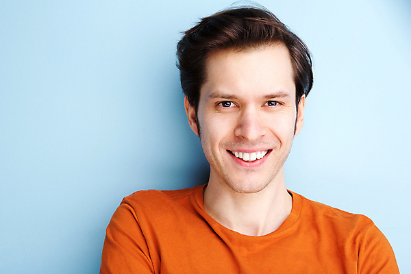 포토 JPG 해외이미지 백인 모델 1 라이프스타일 응시 남자 행복 얼굴 벽 백그라운드 셔츠 오렌지 한명 서기 웃음 사람 성인 파란색 유행 흰색 표현 자신감 시원함 긍정 진짜 스타일 카피스페이스 해외202009 우호적 해외포토 서양인 시선 감정 컬러 컨셉 상의 과일 모션 표정 생활 신체부위 공백 파일형식