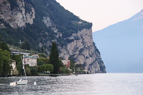 포토 JPG 해외이미지 나무 유럽 호수 여행 자연 하늘 휴가 산 파노라마 풍경 사람없음 야외 물 여름 컬러풀 맑음 이탈리아 장면 암초 해외202009 해외포토 자연요소 식물 계절 나라 컬러 날씨 촬영기법 생태계 파일형식