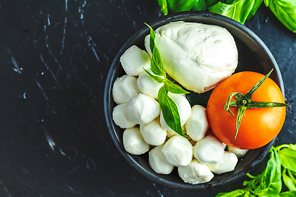 포토 JPG 해외이미지 전통 접시 음식 백그라운드 잎 다이어트 토마토 채소 재료 치즈 건강 요리 사람없음 빨간색 초록색 우주 금속 검은색 식사 저녁식사 어둠 이탈리아 샐러드 흰색 시골 플랫 정상 자르기 지중해 허브 유기농 올리브 질감 정사각형 머리위 위치 레시피 성분 바질 점심식사 모짜렐라치즈 채식주의자 카프레제 해외202009 해외포토 도형 식물 식기 웰빙 열매 유럽 바다 컬러 모션 재질 유제품 채식 파일형식