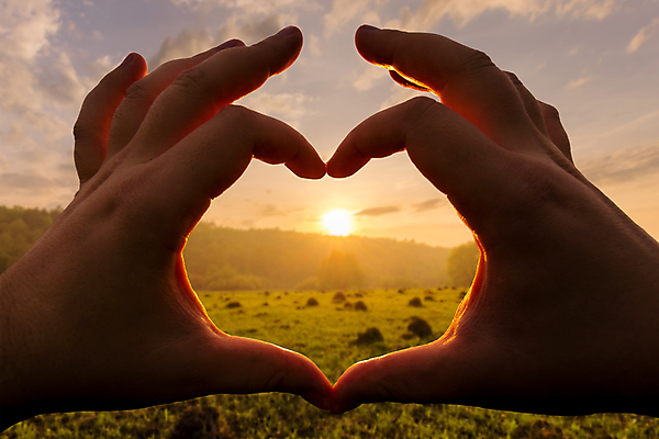 포토 JPG 해외이미지 손 산 풍경 초원 신체부위 햇빛 일몰 감성 손하트 해외202009 해외포토 컨셉 사람 손짓 태양 노을 파일형식