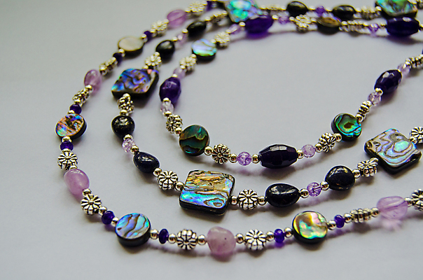 포토 JPG 해외이미지 목걸이 장신구 팔찌 사람없음 가로 파란색 보라색 껍질 우아함 은색 보석 구슬 핸드메이드 해외202009 해외포토 컬러 컨셉 광석 파일형식