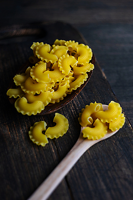 포토 JPG 해외이미지 탁자 파스타 실내 사람없음 숟가락 마카로니 파스타면 해외202009 해외포토 가구 서양음식 수저 내부 면류 파일형식