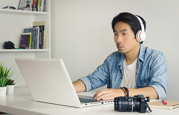 포토 JPG 해외이미지 응시 남자 비즈니스 한명 상반신 성인 옆모습 노트북 헤드폰 헤드셋 디지털카메라 프리랜서 성인남자한명만 해외202009 해외포토 직업 1 시선 뷰포인트 음향기기 사람 전자제품 카메라 남자한명만 성인남자만 파일형식