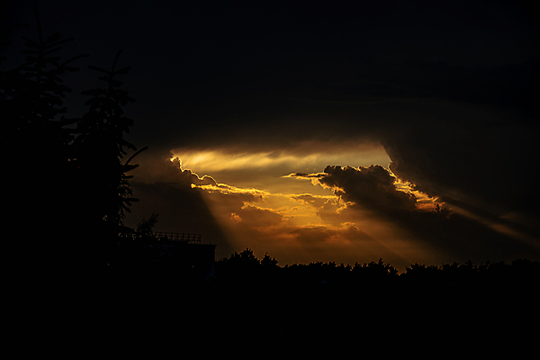 포토 JPG 해외이미지 구름 오렌지 창문 하늘 날씨 출입구 따뜻함 사람없음 빛 어둠 일몰 광선 위험 대문 해외202009 해외포토 자연요소 컨셉 과일 문 노을 파일형식