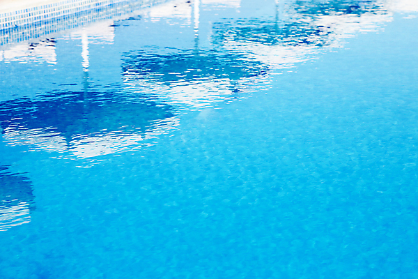 포토 JPG 해외이미지 여행 백그라운드 우산 호텔 표면 추상 휴가 휴식 수영장 사람없음 물 파란색 햇빛 반사 평화 수영 침묵 활발 꿈 투명 큼 시원함 즐거움 휴양지 청록색 대각선 잔물결 줄서기 터키석 환상 해외202009 해외포토 자연요소 감정 물결 선 컬러 컨셉 무늬 모션 숙소 태양 소리 장소 수상스포츠 크기 보석 파일형식