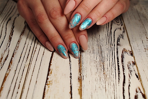 포토 JPG 해외이미지 모델 손 여자 꽃 얼굴 사람없음 치료 빨간색 유행 상점 스파 화장품 흰색 못 화려 손톱관리 손톱 입술 광택 해외202009 해외포토 식물 컬러 컨셉 의학 사람 신체부위 뷰티 공구 네일아트 파일형식