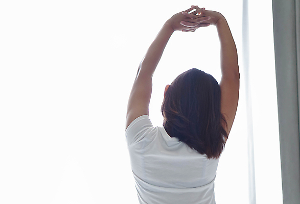 포토 JPG 해외이미지 여자 행복 아침 휴식 주택 한명 사람 스트레칭 침실 방 흰색 침대 잠 해외202009 해외포토 주간 1 감정 컬러 가구 컨셉 건물 운동 파일형식