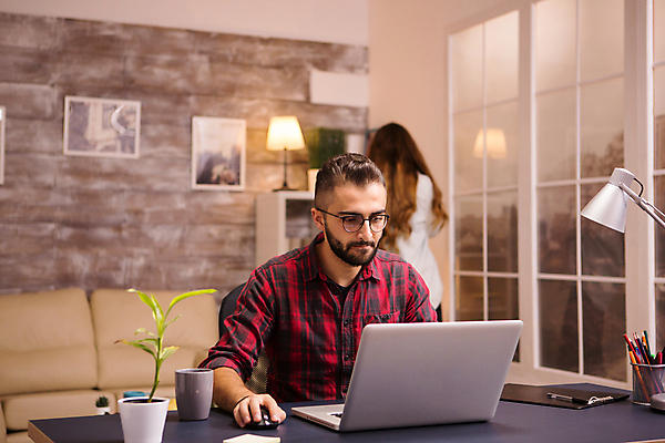 포토 JPG 해외이미지 응시 여자 남자 서기 앉기 성인 앞모습 뒷모습 노트북 프리랜서 성인만 안경낌 해외202009 해외포토 직업 시선 안경 뷰포인트 모션 사람 전자제품 파일형식