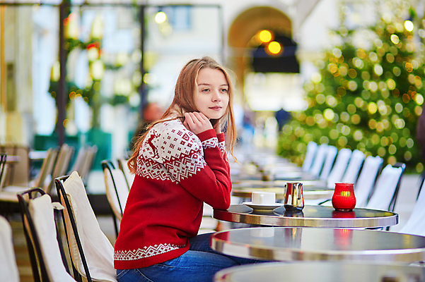 포토 JPG 해외이미지 라이프스타일 행복 유럽 커피 음료 크리스마스 겨울 오렌지 탁자 휴가 전등 새로움 거리 한명 사람 야외 장식 컵 유행 여행객 식당 초콜릿 활발 카페 프랑스 흰색 도시 연도 긍정 프랑스어 파리(프랑스) 해외202009 해외포토 문자 1 식기 계절 기념일 감정 나라 컬러 가구 컨셉 과일 디저트 조명 생활 상점 파일형식