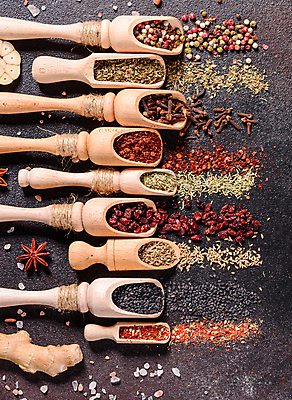 포토 JPG 해외이미지 잎 재료 탁자 사람없음 숟가락 양념 조미료 고수 가루 허브 소금 후추 카레 생강 바질 로즈메리 시나몬 강황 해외202009 해외포토 식물 음식 가구 채소 식재료 수저 향신료 향미료 파일형식