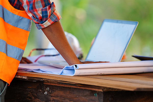 포토 JPG 해외이미지 직업 손 디자인 남자 산업 종이 컨셉 비즈니스 건축양식 통신 탁자 주택 직장 자 한명 사람 성인 건물 노트북 컴퓨터 사무실 흰색 공구 잡기 업무 작업 비즈니스맨 엔지니어 재산 계획 헬멧 건축가 디자이너 책상 그림 문서 청사진 공학 계약자 프로젝트 해외202009 해외포토 1 건축물 교육 건축 컬러 가구 회사 모션 문구용품 신체부위 금융 전자제품 도구 직장인 기술자 보호장비 계약 파일형식