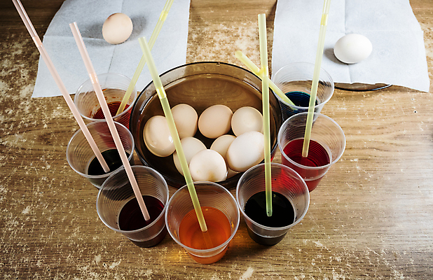 포토 JPG 해외이미지 전통 손 계절 행복 음식 유리 탁자 휴가 부활절 주택 기념 함께함 실내 사람없음 장식 컵 컬러풀 계란 축제 페인트 흰색 축하 붓 심볼 준비 그림 밀짚 삶기 해외202009 해외포토 식기 기념일 감정 컬러 가구 컨셉 재질 내부 건물 신체부위 알 짚 파일형식