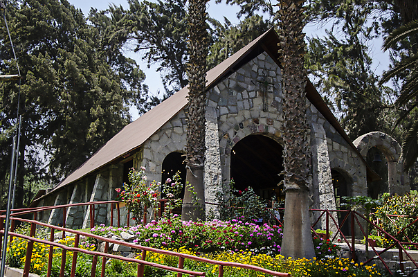 포토 JPG 해외이미지 나무 영어 십자가 자연 하늘 영국 풍경 사람없음 건물 초록색 파란색 교회 마을 탑 봄 바위 흰색 시골 중세 그림 장면 페루 해외202009 해외포토 식물 문자 건축물 계절 유럽 컬러 종교건축 돌_바위 남아메리카 역사 생태계 파일형식