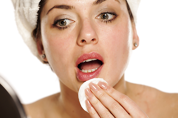 포토 JPG 해외이미지 백인 손 여자 얼굴 백그라운드 한명 치료 수건 화장품 흰색 면 피부 피부관리 만들기 로션 내추럴 패드 고립 돌봄 위생관리 해외202009 해외포토 서양인 1 컬러 의학 모션 관리 사람 신체부위 위생용품 뷰티 파일형식