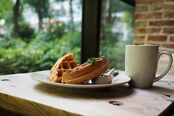 포토 JPG 해외이미지 접시 커피 조각 디저트 사람없음 컵 쌓기 담기 브런치 시럽 와플 해외202009 해외포토 식기 음료 음식 모션 식사 파일형식