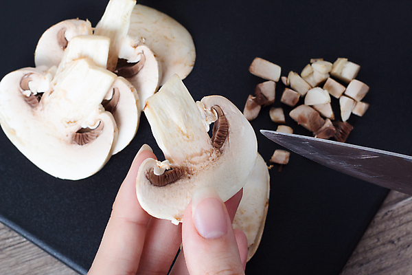 포토 JPG 해외이미지 전통 손 음식 조각 백그라운드 다이어트 재료 자연 탁자 도마 건강 식이요법 요리 사람없음 목재 갈색 주방 검은색 식사 저녁식사 버섯 신선 칼 맛 자르기 먹기 유기농 날것 레시피 성분 내추럴 식용 채식주의자 핸드메이드 비건 맛있는 해외202009 해외포토 나무 웰빙 컬러 가구 컨셉 모션 주방용품 신체부위 생태계 채식 파일형식