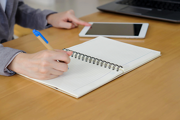 포토 JPG 해외이미지 직업 여자 커피 셔츠 인터넷 회사 비즈니스 통신 성공 노동자 사람 풍경 성인 사람없음 노트북 컴퓨터 사무실 알약 펜 검은색 쪽지 방 기록 작업 비즈니스우먼 자신감 이메일 차 책상 경영자 문서 비서 경영 해외202009 해외포토 감정 음료 컬러 가구 컨셉 상의 전자제품 필기구 약 직장인 리더 파일형식