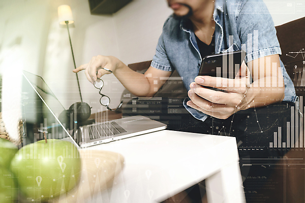 포토 JPG 해외이미지 남자 비즈니스 한명 앉기 성인 옆모습 노트북 스마트폰 사과 프리랜서 성인남자한명만 해외202009 해외포토 직업 1 뷰포인트 과일 모션 사람 전자제품 핸드폰 스마트기기 남자한명만 성인남자만 파일형식