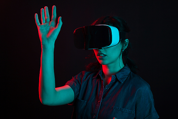 포토 JPG 해외이미지 여자 한명 손짓 상반신 성인 옆모습 손들기 스마트 하이테크 착용 웨어러블 가상현실 성인여자한명만 오큘러스 VR기기 해외202009 해외포토 1 뷰포인트 컨셉 모션 기술 사람 기계 여자한명만 성인여자만 파일형식