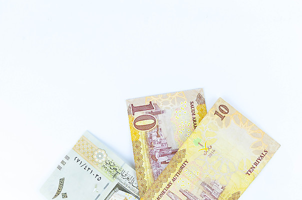 포토 JPG 해외이미지 손 종이 백그라운드 컨셉 지폐 돈 비즈니스 성공 사람없음 금융 경제 쪽지 저축 흰색 잡기 만 시장 재산 중앙 왕 무역 주기 투자 아라비아 기부 계산서 사우디아라비아 월급 대출 고립 아랍어 왕국 해외202009 해외포토 산업 컬러 중동 모션 신체부위 파일형식