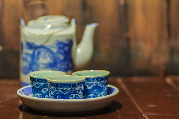 포토 JPG 해외이미지 전통 식기 접시 디자인 문화 음료 패턴 탁자 주전자 티타임 미술 사람없음 목재 장식 컵 파란색 세트 파티 중국 머그컵 수확 골동품 흰색 뜨거움 도자기 클래식 냄비 찻잔 찻주전자 수집 서비스 만족 백자 해외202009 해외포토 나무 감정 아시아 컬러 가구 컨셉 무늬 농업 재료 주방용품 문화예술 휴식 잔 이벤트 솥 파일형식