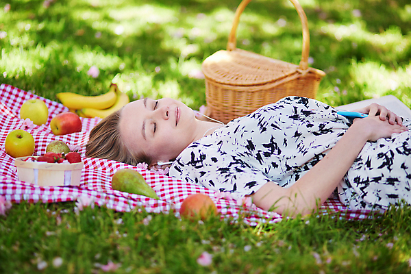 포토 JPG 해외이미지 백인 학생 긴머리 공원 여자 행복 유럽 음악 음식 빵 이어폰 과일 자연 딸기 바나나 사탕 한명 사람 성인 야외 책 스마트폰 금발 소풍 바구니 정원 헤드폰 봄 흰색 시골 사과 긍정 내추럴 거짓말 해외202009 해외포토 서양인 1 헤어스타일 계절 공공시설 감정 나라 컬러 음향기기 컨셉 문화예술 디저트 핸드폰 스마트기기 야외활동 생태계 파일형식